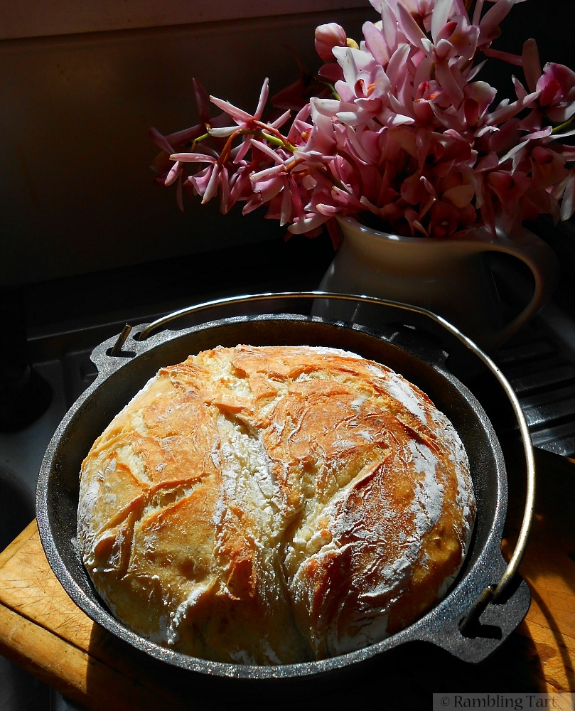 bread baked in cast iron pot