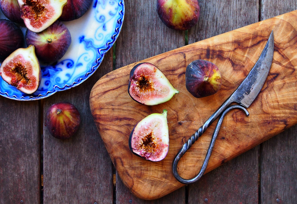 cutting fresh figs